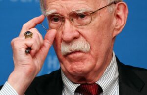 Ex-assessor sênior de Trump que virou crítico é indiciado nos EUA Ex-assessor sênior de Trump que virou crítico é indiciado nos EUA