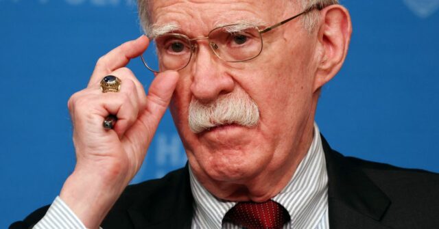 Ex-assessor sênior de Trump que virou crítico é indiciado nos EUA

