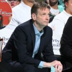 Ex-assistente do Liberty consegue emprego como esposa, ex-técnica Sandy Brondello continua no mercado
