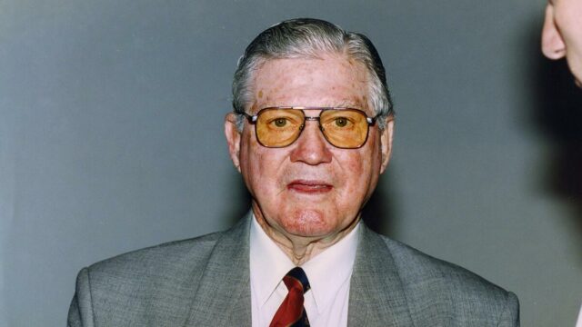 Exame mais antigo, jogador de críquete Neil Harvey transforma 97 

