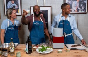 Exatamente como HOJE ancora o verdadeiro sentimento em relação aos segmentos de preparação de alimentos: o rosto de Craig afirma tudo Dylan Dreyer, chef David Rose e Craig Melvin durante uma demonstração de culinária no Taste of TODAY.