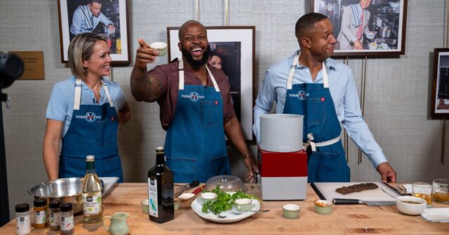 Dylan Dreyer, chef David Rose e Craig Melvin durante uma demonstração de culinária no Taste of TODAY.