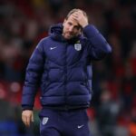 Harry Kane assistindo do banco contra o País de Gales
