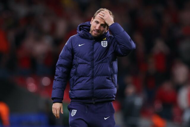 Harry Kane assistindo do banco contra o País de Gales