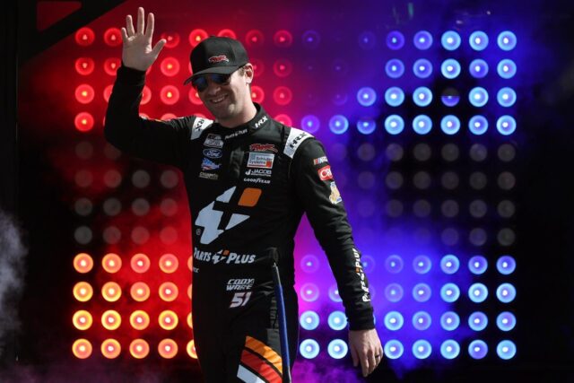 Exatamente como a Cody Ware pode passar um top 10 no ROVAL 400, como o playoff da NASCAR impende 


