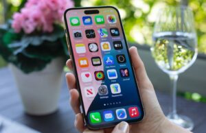 Exatamente como limpar o cache do seu iPhone (e por que você deve fazer isso) Um iPhone em um fundo laranja exibindo o espaço de armazenamento disponível na tela Configurações