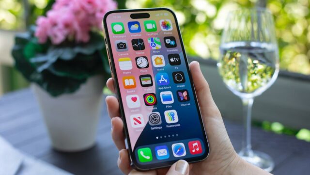 Um iPhone em um fundo laranja exibindo o espaço de armazenamento disponível na tela Configurações