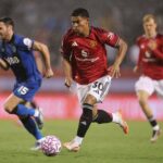 As novas contratações Bryan Mbeumo, Benjamin Sesko, Diego Leon e Matheus Cunha posam para uma foto segurando camisas do Manchester United.