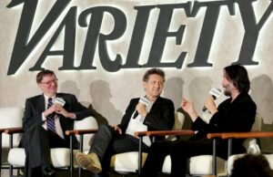 Exatamente como quatro das revelações mais importantes da Broadway, ‘Chess’, ‘Jazz’, ‘The Queen of Versailles’ e ‘Awaiting Godot’, todas vieram juntas NEW YORK, NEW YORK - OCTOBER 06: (L-R) Brent Lang, Alex Winter and Keanu Reeves speak onstage during Variety The Business Of Broadway Presented By City National Bank at Second on October 06, 2025 in New York City. (Photo by Craig Barritt/Variety via Getty Images)