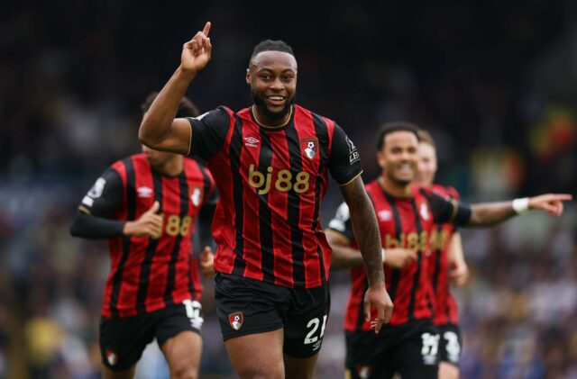 Carlos Baleba e Elliott Anderson disputam a bola durante Brighton x Nottingham Forest.