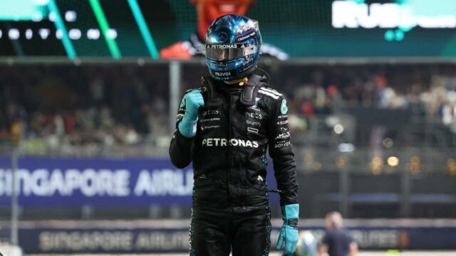 Fórmula 1 F1 - Grande Prêmio de Cingapura - Marina Bay Street Circuit, Cingapura - 4 de outubro de 2025 George Russell, da Mercedes, comemora depois de se classificar na posição de pólo Reuters/Athit perawongmetha