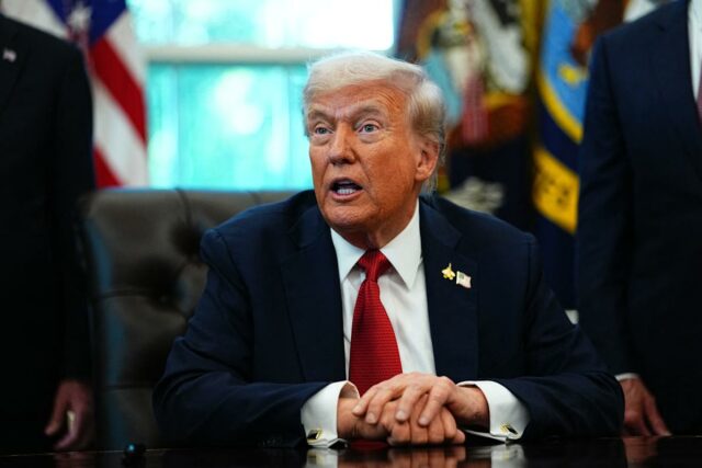 FTSE 100 LIVE: Suprimentos Batalha por instruções, pois Donald Trump revela um grande número de veículos enormes de 25% 


