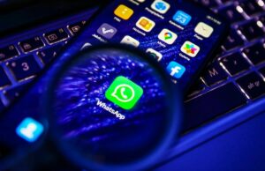 Meta permitirá chatbots rivais de IA no WhatsApp na Europa, mas mediante pagamento de uma taxa The WhatsApp icon displayed on an iPhone.
