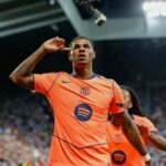 Marcus Rashford comemora a pontuação para Barcelona vs Newcastle United na Liga dos Campeões