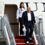 Barron Trump gesticula ao chegar a um desfile interno de posse presidencial em Washington, segunda-feira, 20 de janeiro de 2025. (AP Photo / Matt Rourke)