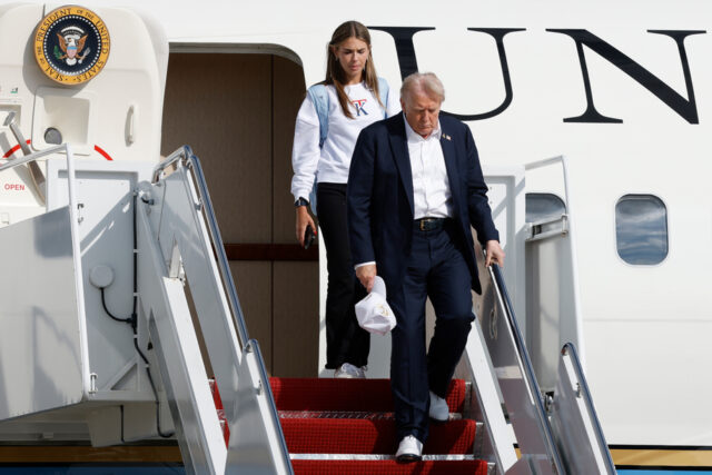 Barron Trump gesticula ao chegar a um desfile interno de posse presidencial em Washington, segunda-feira, 20 de janeiro de 2025. (AP Photo / Matt Rourke)