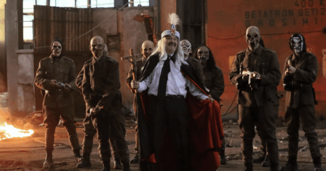 Fazendo ‘Drácula’ à sua maneira, um provocador romeno suga a força vital do público
