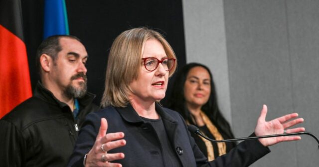 A legislação do tratado será apresentada ao parlamento estadual na terça-feira. A Premier Jacinta Allan e a Ministra dos Assuntos Aborígenes Natalie Hutchins com os co-presidentes da Primeira Assembleia dos Povos, Ngarra Murray e Rueben Berg, numa conferência de imprensa para falar sobre a legislação.