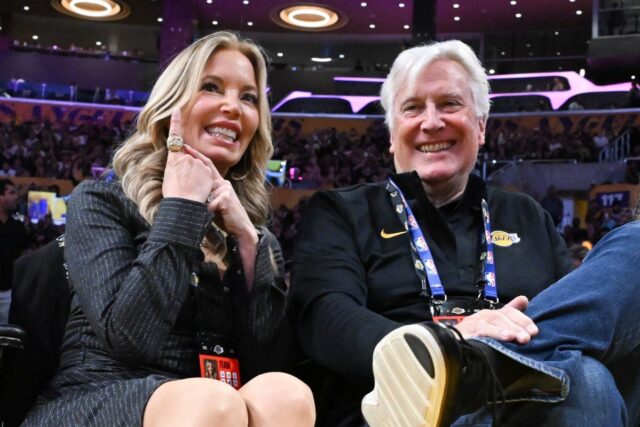 Fim de uma era confirmado com nova atualização do Los Los Angeles Lakers owners Jeanie Buss and Mark Walter.