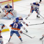 Islanders reage depois que Bo Horvat # 14 do New York Islanders marca um gol durante o terceiro período, quando o New York Islanders jogou contra o Edmonton Oilers na quinta-feira, 16 de outubro de 2025, na UBS Arena em Elmont, NY.