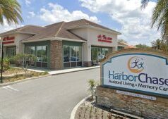 Florida proibiu as pedidos de líder do anel para o retorno de seis dígitos em dinheiro em dinheiro e bar de ouro Il Villagio Senior Entertainment Center em Lady Lake