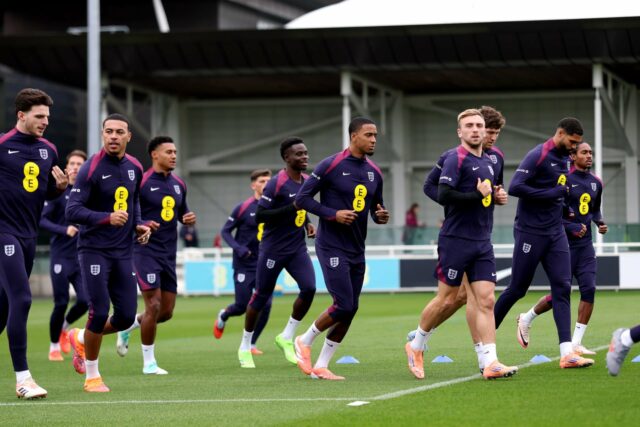O treinamento de homens da Inglaterra com Shea Lacey envolvido.