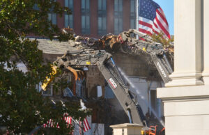 Fox News: A demolição da Casa Branca por Trump é boa porque Obama A construção continua no Rose Garden da Casa Branca, sexta-feira, 25 de julho de 2025, em Washington. (Foto AP/Alex Brandon)