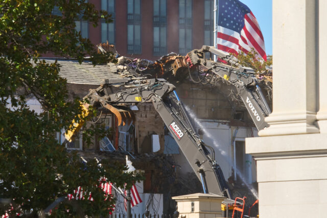 A construção continua no Rose Garden da Casa Branca, sexta-feira, 25 de julho de 2025, em Washington. (Foto AP/Alex Brandon)