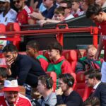 O técnico do Manchester United, Ruben Amorim, parece abatido depois que Leny Yoro se lesiona e é substituído por Harry Maguire durante a partida da Premier League entre Manchester United e West Ham em Old Trafford em 2025, em Manchester, Inglaterra.