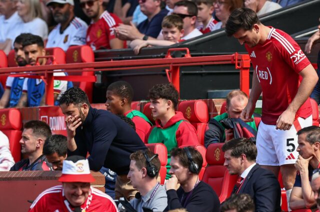 O técnico do Manchester United, Ruben Amorim, parece abatido depois que Leny Yoro se lesiona e é substituído por Harry Maguire durante a partida da Premier League entre Manchester United e West Ham em Old Trafford em 2025, em Manchester, Inglaterra.