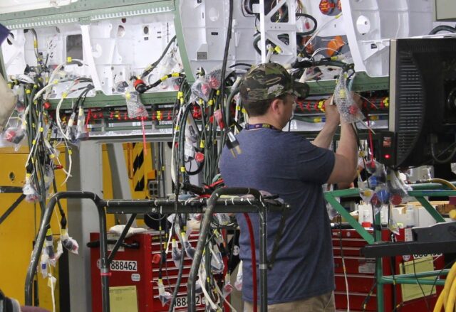 Funcionários da Boeing negam acordo e continuam meses de greve Funcionários da Boeing negam acordo e continuam meses de greve