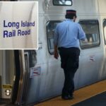 Um funcionário da LIRR está na plataforma da estação Long Island Rail Road (LIRR) Jamaica com a porta do trem aberta.