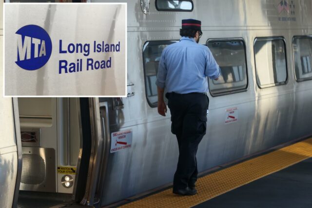 Funcionários da LIRR em amplo esquema de identidade falsa ganharam Um funcionário da LIRR está na plataforma da estação Long Island Rail Road (LIRR) Jamaica com a porta do trem aberta.