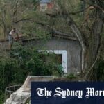 Crianças viajam em um ônibus evacuando pessoas antes da chegada do furacão Melissa em Canizo, uma comunidade em Santiago de Cuba.