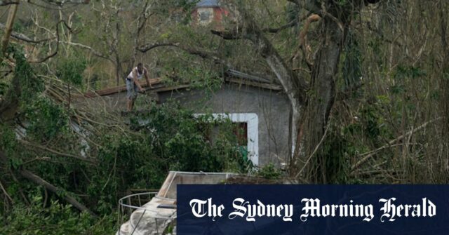 Furacão Melissa deixa dezenas de mortos em Cuba, Haiti e Crianças viajam em um ônibus evacuando pessoas antes da chegada do furacão Melissa em Canizo, uma comunidade em Santiago de Cuba.