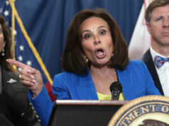 Ganhar casos criminais falsos não é tão fácil para a equipe de Trump Oficiais de imigração e fiscalização aduaneira prendem um manifestante nas instalações do ICE em Broadview, Illinois, sexta-feira, 19 de setembro de 2025. (Zubaer Khan /Chicago Sun-Times via AP)