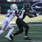 O wide receiver do Jets, Garrett Wilson (5), pegou durante o segundo tempo, quando o New York Jets jogou contra o Dallas Cowboys no domingo, 5 de outubro de 2025, no MetLife Stadium em East Rutherford, NJ.