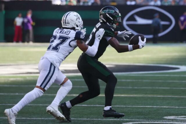 O wide receiver do Jets, Garrett Wilson (5), pegou durante o segundo tempo, quando o New York Jets jogou contra o Dallas Cowboys no domingo, 5 de outubro de 2025, no MetLife Stadium em East Rutherford, NJ.