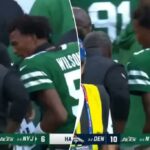 Garrett Wilson (R.) fala com Aaron Glenn durante o jogo Jets-Broncos em 12 de outubro de 2025.