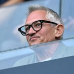 O co-apresentador do podcast The Rest Is Football, Gary Lineker, assiste durante a partida da Premier League entre Fulham e Manchester United em Craven Cottage, em Londres, em 2025.