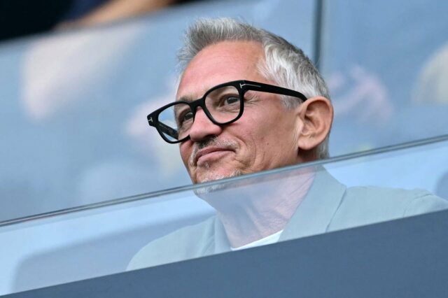 O co-apresentador do podcast The Rest Is Football, Gary Lineker, assiste durante a partida da Premier League entre Fulham e Manchester United em Craven Cottage, em Londres, em 2025.