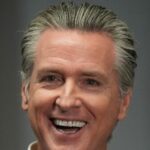 Gavin Newsom assina projeto de lei para construir burocracia de reparações
