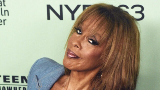 Gayle King aborda relatório de expulsão de 'CBS Mornings' com Gayle King aborda relatório de expulsão de 'CBS Mornings' com resposta direta: 'Not Doing That!'