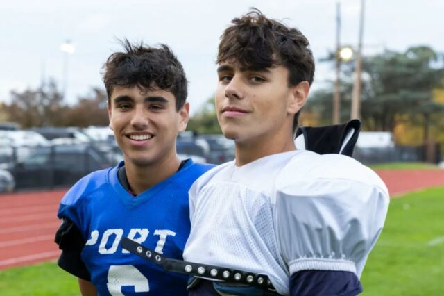 Gêmeos de Port Washington se exibindo em campos de futebol e lacrosse

