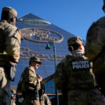 Membros da Guarda Nacional da Virgínia Ocidental patrulham o Lincoln Memorial em Washington, quarta-feira, 27 de agosto de 2025, em Washington. (Foto AP/Mariam Zuhaib)