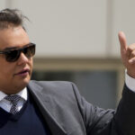 O ex-deputado norte-americano George Santos chega ao tribunal federal para sentença, sexta-feira, 25 de abril de 2025, em Central Islip, NY (AP Photo/Julia Demaree Nikhinson)