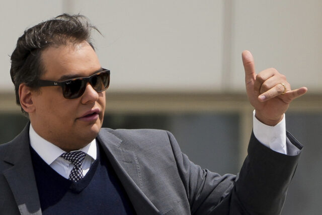 O ex-deputado norte-americano George Santos chega ao tribunal federal para sentença, sexta-feira, 25 de abril de 2025, em Central Islip, NY (AP Photo/Julia Demaree Nikhinson)