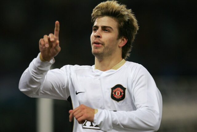 Gerard Piqué comemorando com Cristiano Ronaldo contra o Bolton