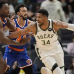 Giannis Antetokounmpo pretende atacar OG Anunoby (à esquerda) durante a derrota dos Knicks por 121-111 para o Bucks em 28 de outubro de 2025.