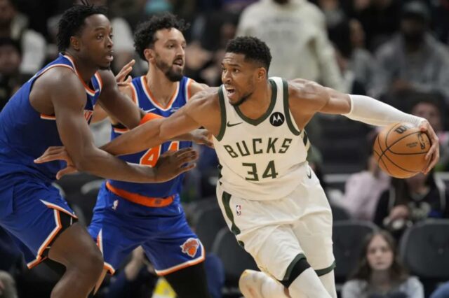 Giannis Antetokounmpo não se lembra do interesse dos Knicks Giannis Antetokounmpo pretende atacar OG Anunoby (à esquerda) durante a derrota dos Knicks por 121-111 para o Bucks em 28 de outubro de 2025.